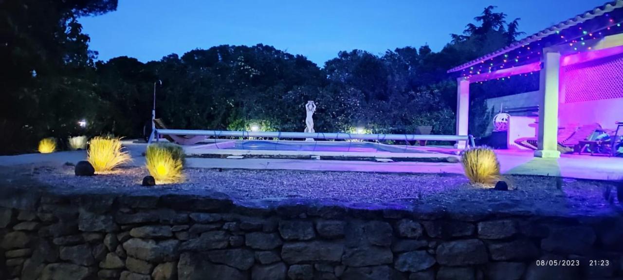 Offrez-Vous Un Sejour Dans Notre Gite A Entressen Une Grande Piscine Pour Se Rafraichir ,Un Espace De Jeux Pour Enfants Pour Des Heures De Divertissement Un Terrain De Petanque Pour Des Parties Endiablees Zewnętrze zdjęcie